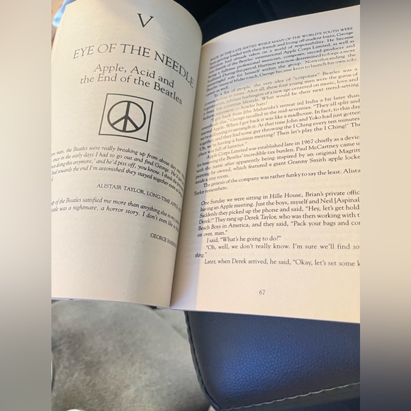 Dark Horse Life of George Harrison
Music Book by Geoffrey Giuliano 1991 - Picture 7 of 8